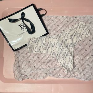 NWT VS Sexy Illusions No Show Seamless Thong Panty Size M